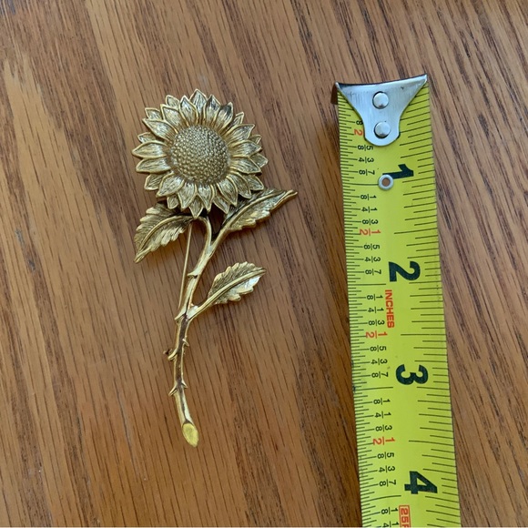 Gold tone Metal Sunflower Brooch - Picture 4 of 4